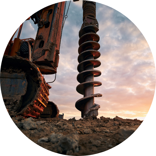 地面に穴を掘る