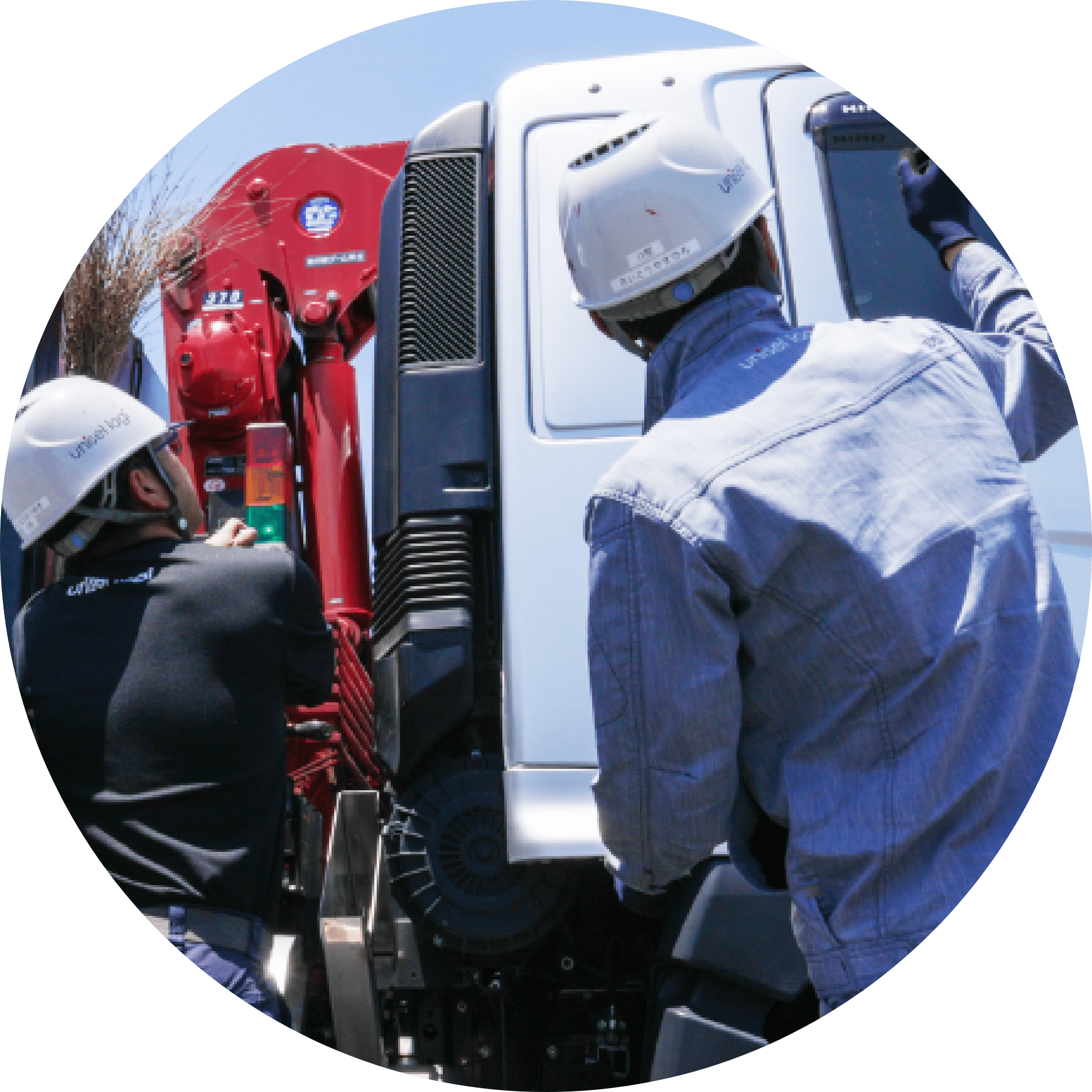 掘削設備を触る男性作業員の画像